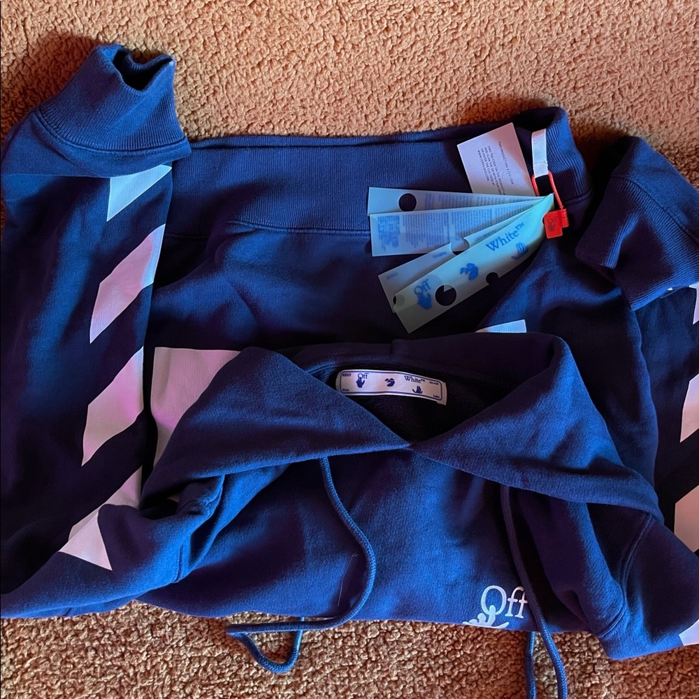 𝐎𝐅𝐅- 𝐖𝐇𝐈𝐓𝐄 𝐀𝐆𝐑𝐄𝐄𝐌𝐄𝐍𝐓 𝐇𝐎𝐎𝐃𝐈𝐄